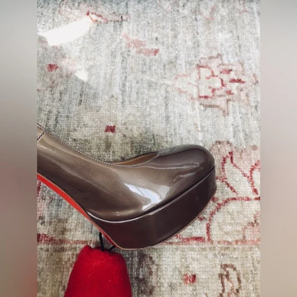 LOUBOUTIN GOLD BIANCA PUMPS 39.5 STILETTO PLATFORM ~US 8.5-9 BEIGE BRONZE